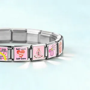 Gros plan de breloques en émail rose sur un bracelet modulaire italien en acier inox