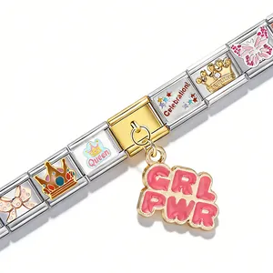 Detail des italienischen Edelstahl-Charm-Armbands mit einem rosa GRL PWR Anhänger.