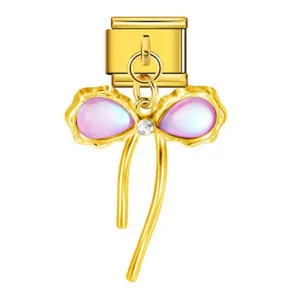 Charm italiano de acero dorado con colgante de mariposa rosa y detalle de cristal
