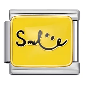 Dettaglio di una maglia per bracciale italiano con smalto giallo e motivo Smile.