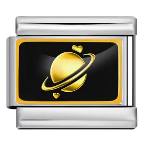 Dettaglio ravvicinato del motivo Saturno dorato e cuore su maglia in acciaio nero