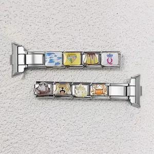 Dettaglio delle maglie del bracciale charm italiano in acciaio con disegni in smalto
