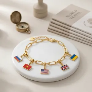 Goldfarbenes Edelstahl-Büroklammerarmband mit bunten internationalen Flaggenanhängern.