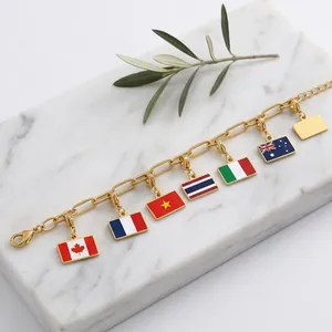 Goldene Edelstahl Gliederkette Armband mit bunten Emaille Nationalflaggen Anhängern.