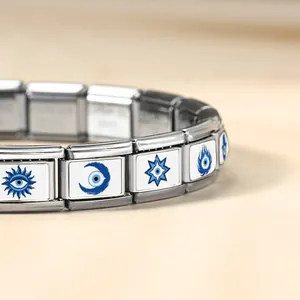 Primo piano dei ciondoli malocchio blu sui moduli del bracciale in acciaio inossidabile