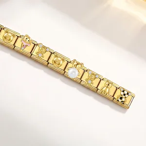 Detailansicht verschiedener goldener Bär-Charms aus Edelstahl auf Modular-Armband