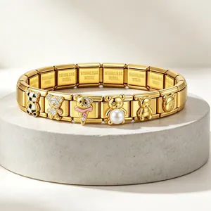 Detailansicht eines goldenen italienischen Charm-Armbands mit verschiedenen 3D-Bären.
