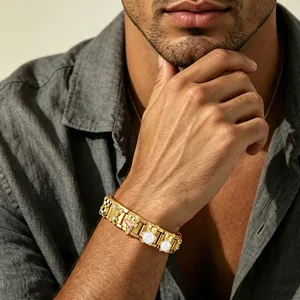 Detailansicht eines vergoldeten Edelstahl-Armbands mit süßen 3D-Bären-Anhängern