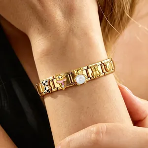 Detailansicht eines goldenen italienischen Modular-Armbands mit süßen 3D-Bären-Anhängern