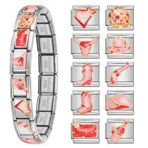 Detailansicht von rosa Cowgirl-Emaille-Anhängern auf einem italienischen Modularmband.
