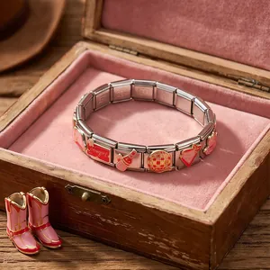Detailansicht eines rosa Western-Cowboy-Themen-Armbands aus Edelstahl