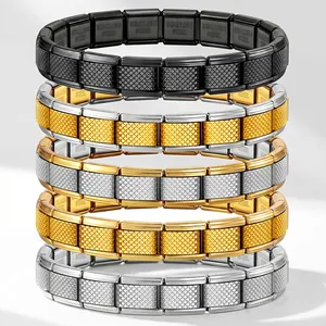 Pile de bracelets modulaires italiens en acier inoxydable avec texture maille colorée