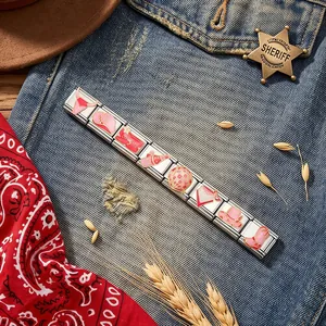 Detailansicht des rosa Western-Cowboy-Modulararmbands auf einem Denim-Hintergrund.