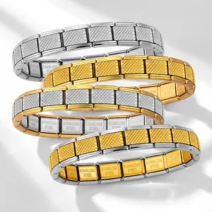 Gros plan détaillé de bracelets modulables en acier inoxydable à motifs gaufrés.