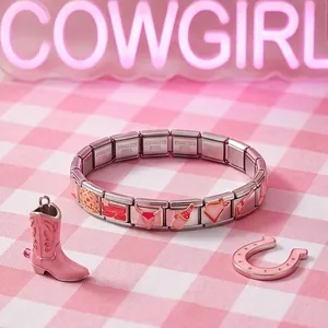 Detailansicht des rosa Western-Cowboy-Modularmband aus Edelstahl mit Emaille-Anhängern