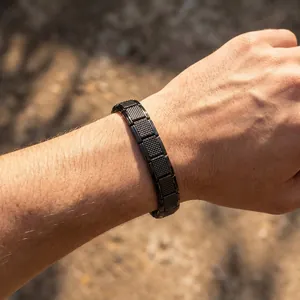 Détail d'un bracelet modulaire italien en acier inoxydable noir pour hommes
