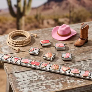 Detailansicht eines rosafarbenen Western-Cowgirl-Armbands aus Edelstahl auf einem Holztisch