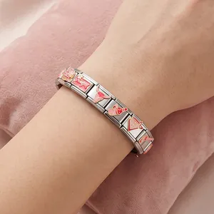 Nahaufnahme eines italienischen Bettelarmbands mit rosa Western-Cowboy-Motiv am Handgelenk.