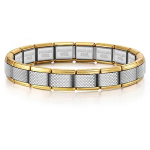 Détail d'un bracelet modulaire en acier avec bords dorés et maillons quadrillés
