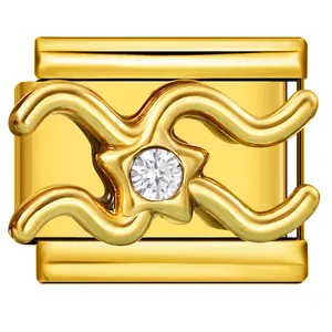 Nahaufnahme eines vergoldeten Sternzeichen-Charms mit eingelegtem Zirkonia für Armbänder