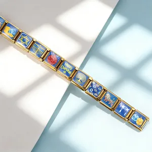 Détail rapproché du bracelet à maillons italiens sur le thème de Hanoucca en acier doré
