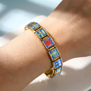 Détail en gros plan d'un bracelet italien en acier doré sur le thème de Hanoucca au poignet