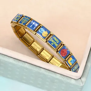 Détail du bracelet italien Hanoucca en or avec breloques émaillées Happy Chanukah