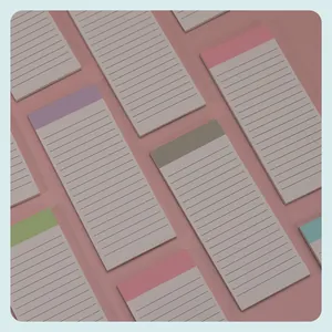Vue de dessus de plusieurs blocs-notes magnétiques de listes TODO avec lignes horizontales