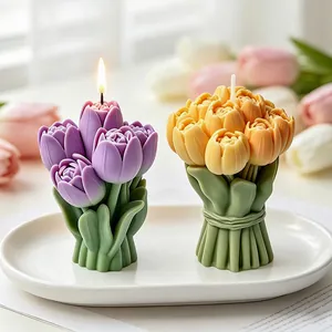 Vista dettagliata di candele artigianali a mazzo di tulipani viola e gialli.