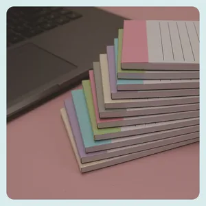 Blocs-notes magnétiques à déchirer pour liste de tâches, empilés sur un bureau rose