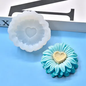 Detailaufnahme der Silikonform für Gänseblümchen mit herzförmigem Mittelstück