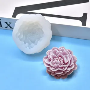 Detailansicht der 3D-Pfingstrosen-Silikonform mit fertigem lila Wachsblumen-Beispiel.
