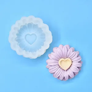 Detailansicht der Gänseblümchen-Silikonform mit Herzmitte für DIY-Handwerksprojekte
