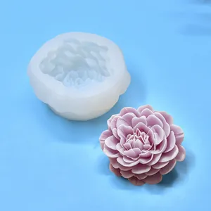 Detailansicht einer Pfingstrosen-Silikonform mit einer fertigen lila Blume aus Kerzenwachs.