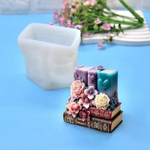 Détail du moule en silicone avec décoration de savon en forme de livre vintage et roses