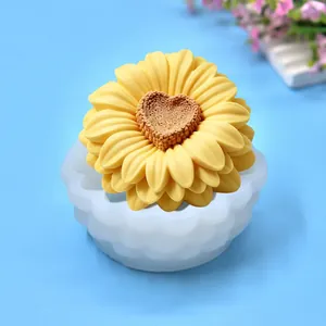 Detailansicht einer gelben Gänseblümchen-Kerze und ihrer weißen Silikon-Blumenform