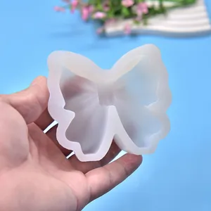 Vue détaillée d'un moule en silicone en forme de nœud papillon pour bougies et résine DIY