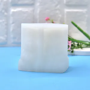 Gros plan d'un moule en silicone blanc en forme de livre pour la fabrication de bougies