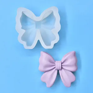 Détail du moule en silicone nœud papillon et nœud en cire violette