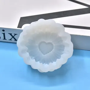 Detailansicht der Gänseblümchen Silikonform mit Herz für DIY Kerzen und Backen
