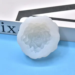 Nahaufnahme der Pfingstrosen-Silikonform mit detaillierten Blütenblattmustern für DIY-Kerzen