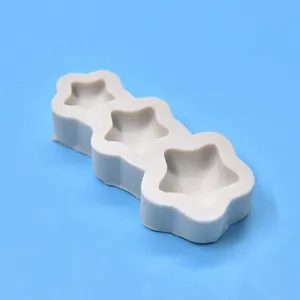 Close-up van witte stervormige siliconen mal met drie holtes voor het maken van kaarsen