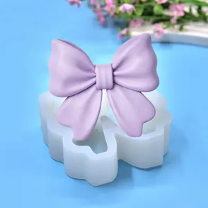 Vue détaillée du moule en silicone de nœud avec un échantillon de résine violette