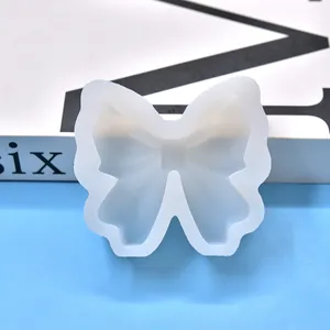 Détail d'un moule en silicone blanc en forme de nœud pour le bricolage de résine et bougies