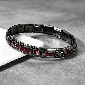 Primo piano di bracciale modulare gotico in acciaio inossidabile nero con charm a pipistrello