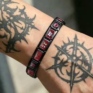 Vista dettagliata di un bracciale modulare gotico in acciaio inossidabile nero con ciondoli rossi