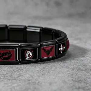 Dettaglio macro del bracciale componibile italiano gotico nero con pipistrello e teschi