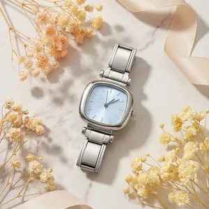 Elegante dettaglio di un orologio modulare in acciaio con quadrante azzurro chiaro.