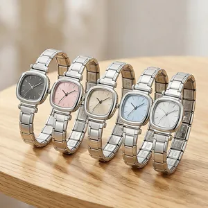 Dettaglio di cinque orologi italiani quadrati in acciaio inossidabile in colori pastello.