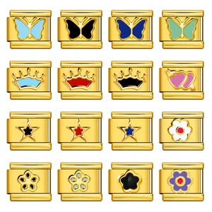 Vue détaillée de 16 charms modulaires italiens dorés avec des motifs en émail coloré.